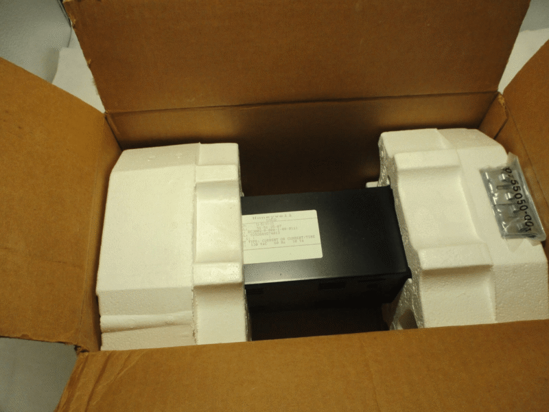 NEW HONEYWELL DC3002-0-00A-1-00-0111 UNIVERSAL DIGITAL CONTROLLER