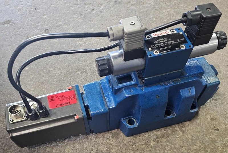 Bosch Rexroth Hydraulic Valve Assembly with Components Listed #R900709322 2 R900709322 0