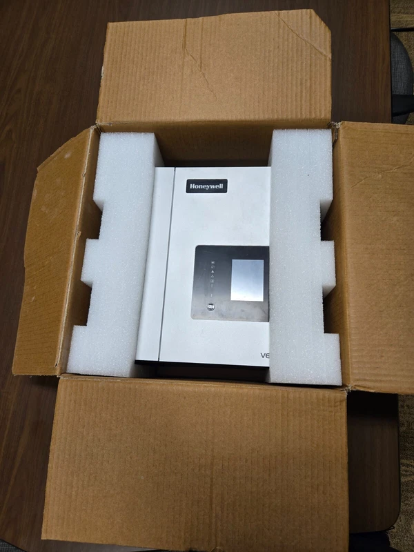 VEA-040-A10, VESDA Silver, Aspirating Smoke Detector, Used Condition 2 VEA 040 A10 0