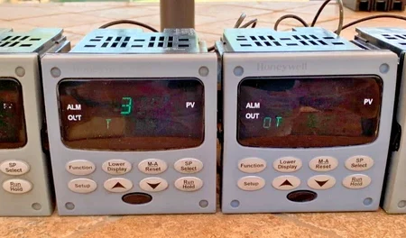 (4) Honeywell DC2500-EE-0A00-200-00000-E0-0, UDC2500 Controller