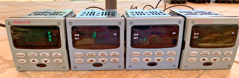 (4) Honeywell DC2500-EE-0A00-200-00000-E0-0, UDC2500 Controller 2 DC2500 EE 0A00 200 00000 E0 0 0