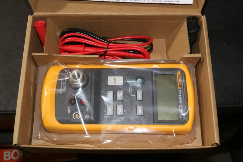 New FLUKE 717-5000G Pressure Gauge Calibrator 0-5000 PSIG PSI 0.1 PSI resolution 2 Fluke717 5000G 0