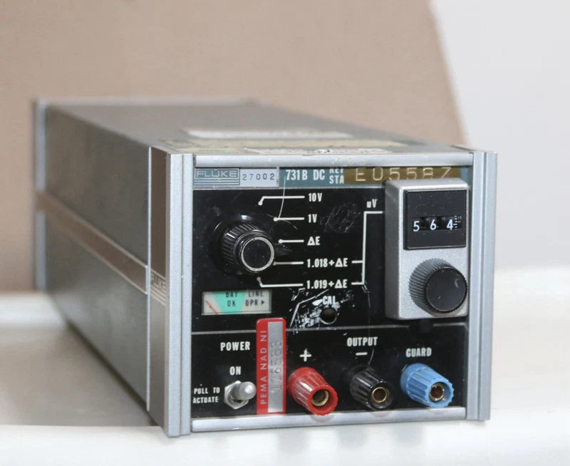 Fluke 731B DC Voltage reference Standard - power on - uncalibrated 2 Fluke731B 0