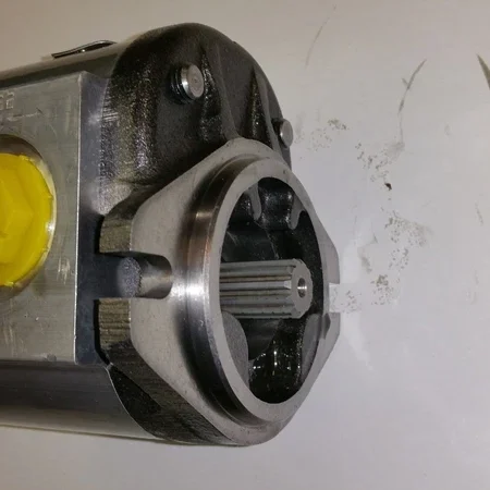 6673911 New Hydraulic Gear Pump Bobcat T200, 863, 863 (G), 864, 873, 873 (G)