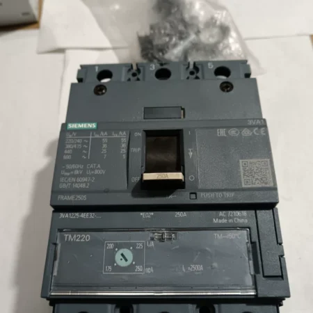Siemens 3VA1225-4EE32-0AA0 4-Pole Circuit Breaker 25A